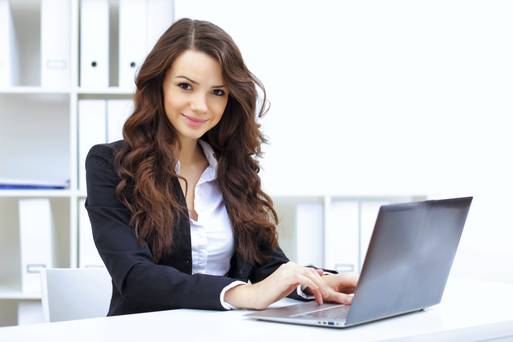 Una ragazza davanti al notebook