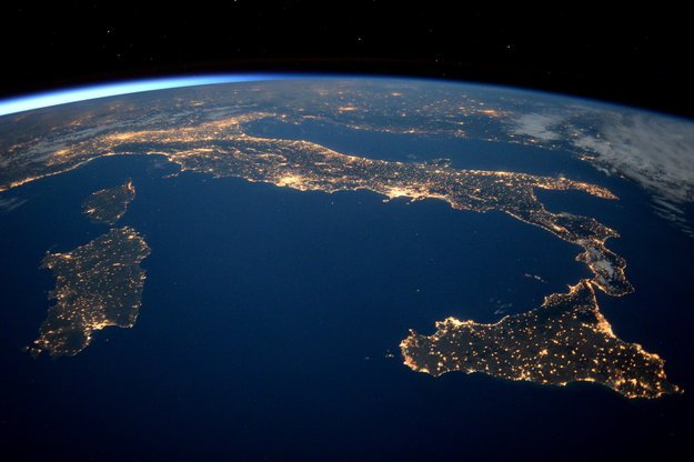 Basta scuse, ci vuole una svegliata.
L'Italia vista di notte dall'alto